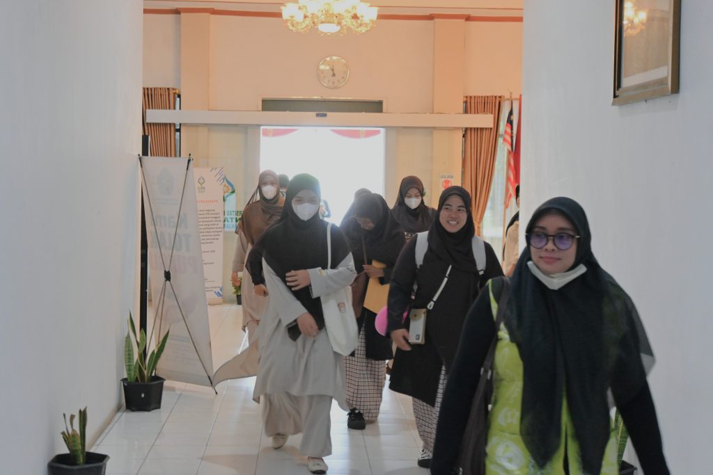 Memasuki gedung Rektorat Kampus 1.