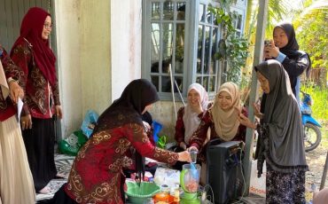 Narasumber saat memperlihatkan cara pengolahan pangan.