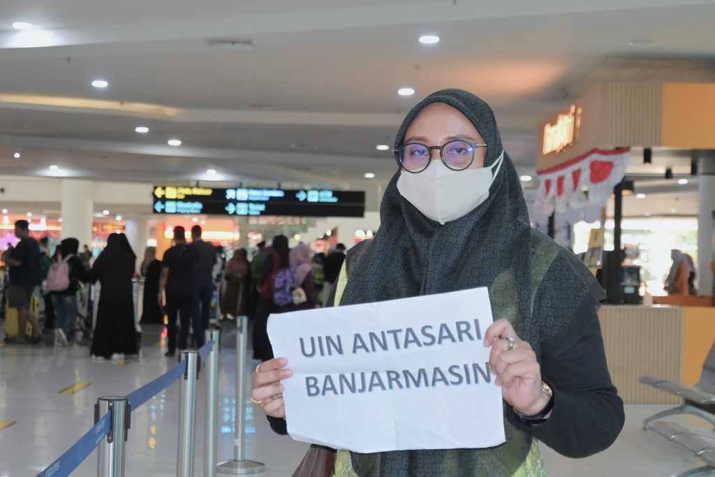 Noor Ihsan Hayani, S.Pd.I. saat menjemput di bandara.