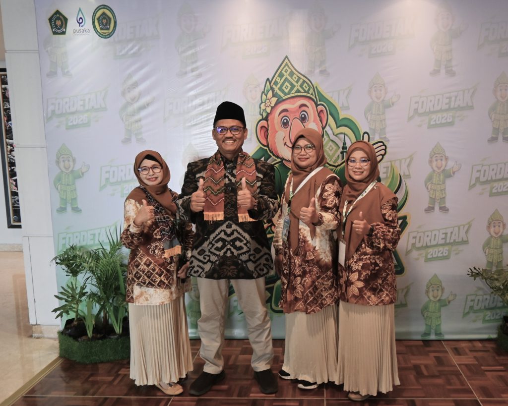Panitia lokal saat berfoto bersama salah satu tamu undangan.