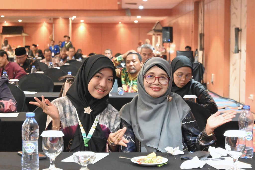 Panitia saat ceria mengikuti acara.