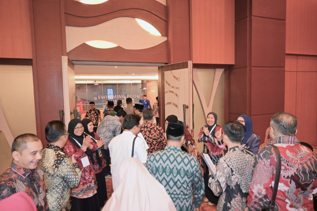 Panitia saat melepas kepulangan peserta.