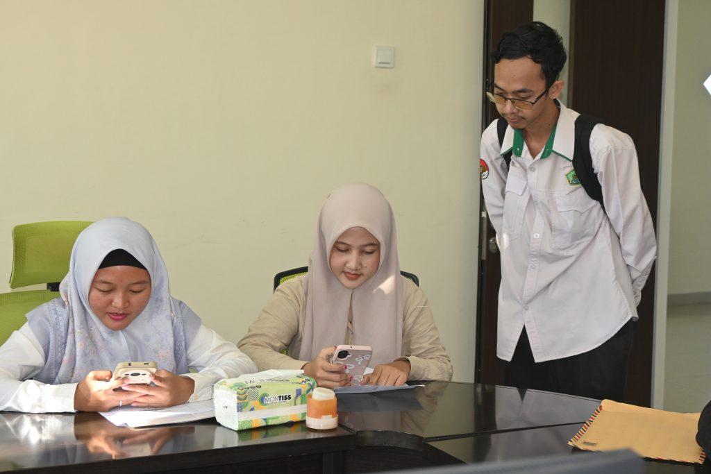 Panitia saat membantu kelancaran Tes Psikologi.