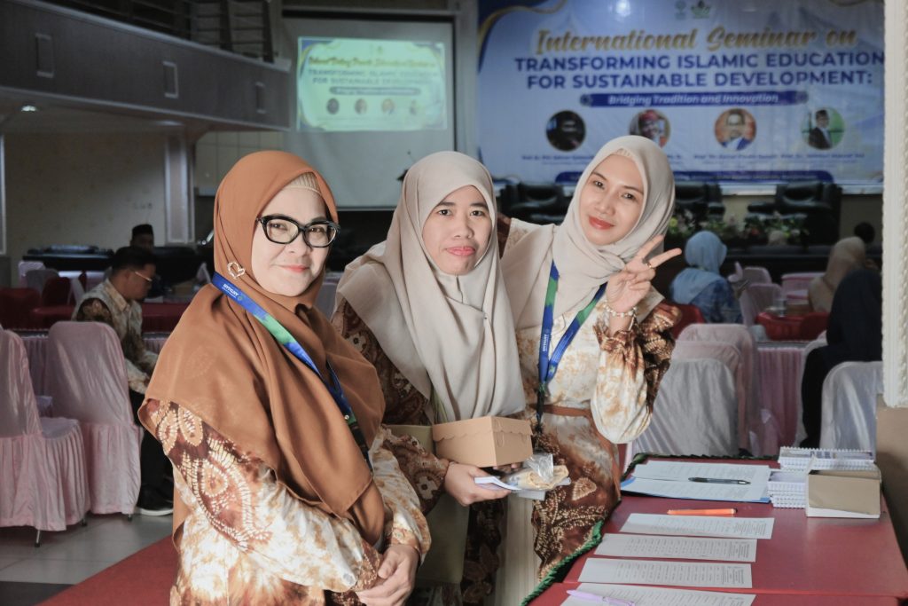 Panitia saat menyambut peserta dengan ceria.