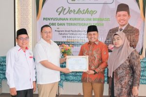 Panitia saat menyerahkan penghargaan kepada Prof. Dr. H. M. Muntahibbun Nafis, M.Ag. Panitia saat menyerahkan penghargaan kepada Prof. Dr. H. M. Muntahibbun Nafis, M.Ag.