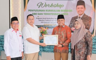 Panitia saat menyerahkan penghargaan kepada Prof. Dr. H. M. Muntahibbun Nafis, M.Ag.