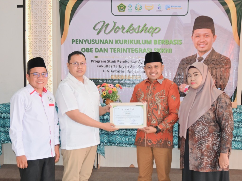 Panitia saat menyerahkan penghargaan kepada Prof. Dr. H. M. Muntahibbun Nafis, M.Ag.