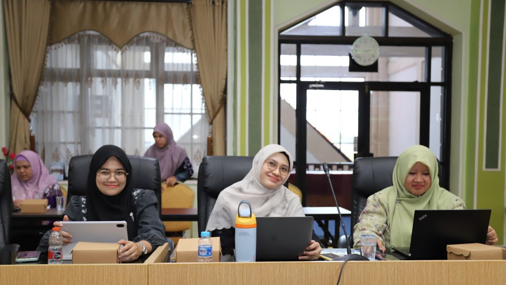 Para dosen saat ceria mengikuti lokakarya (Foto:Humas/Rudy Hr).