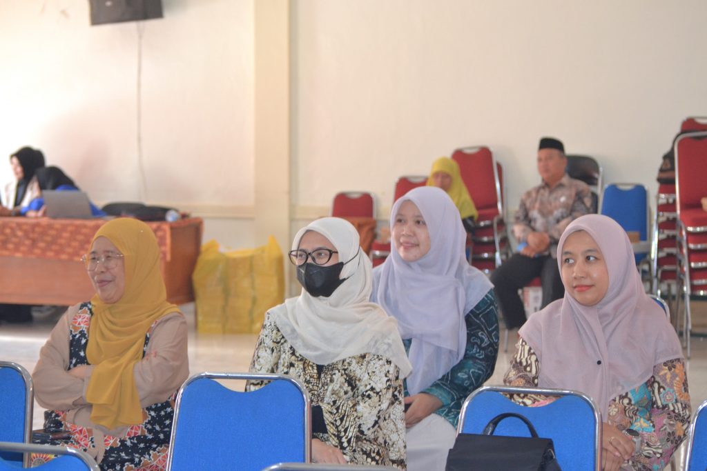 Para dosen saat mengikuti kegiatan.