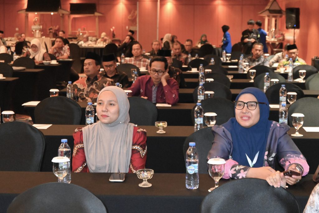 Para dosen saat mengikuti penutupan.