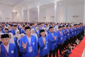Para mahasiswa baru saat berfoto bersama. Para mahasiswa baru saat berfoto bersama.