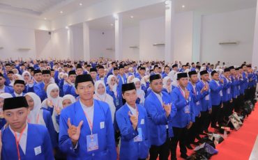 Para mahasiswa baru saat berfoto bersama.
