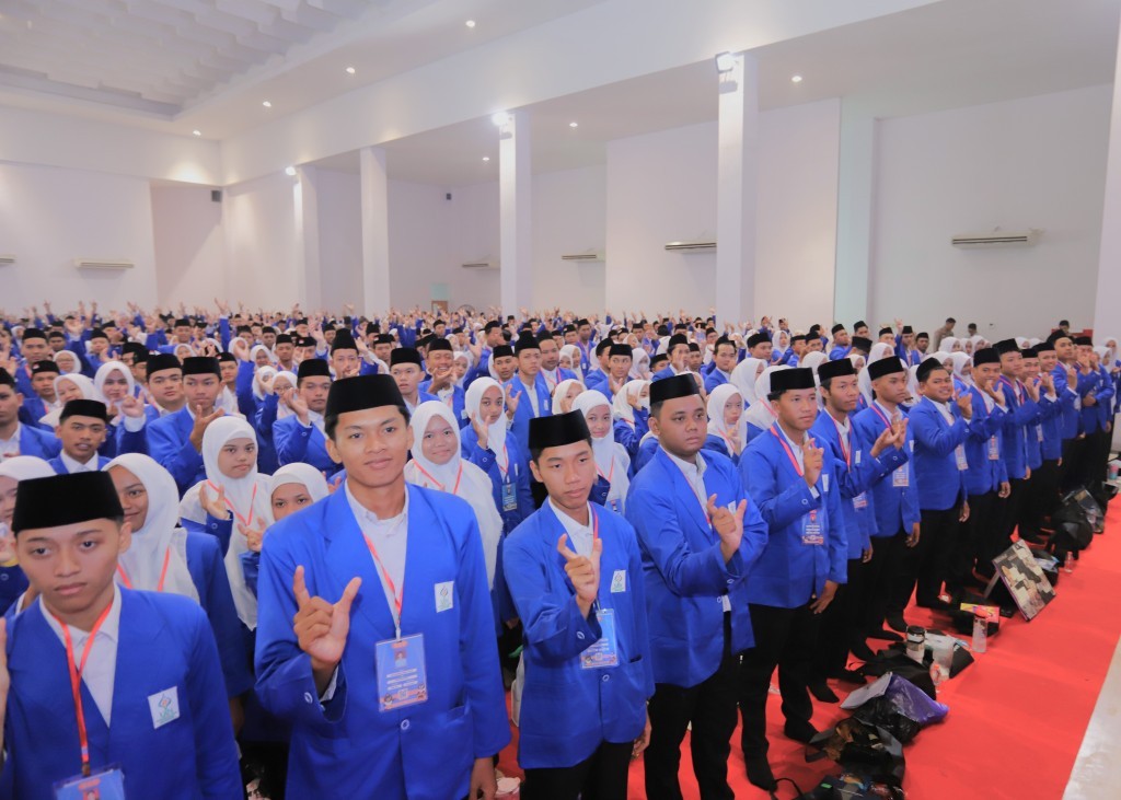 Para mahasiswa baru saat berfoto bersama.