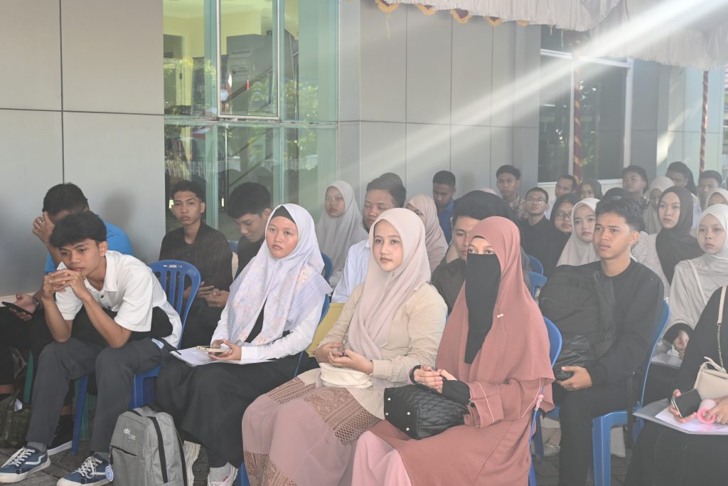 Para mahasiswa baru saat bersiap mengikuti rangkaian pemeriksaan.