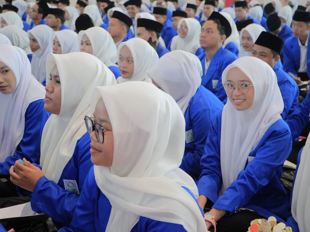 Para mahasiswa baru saat mengikuti acara