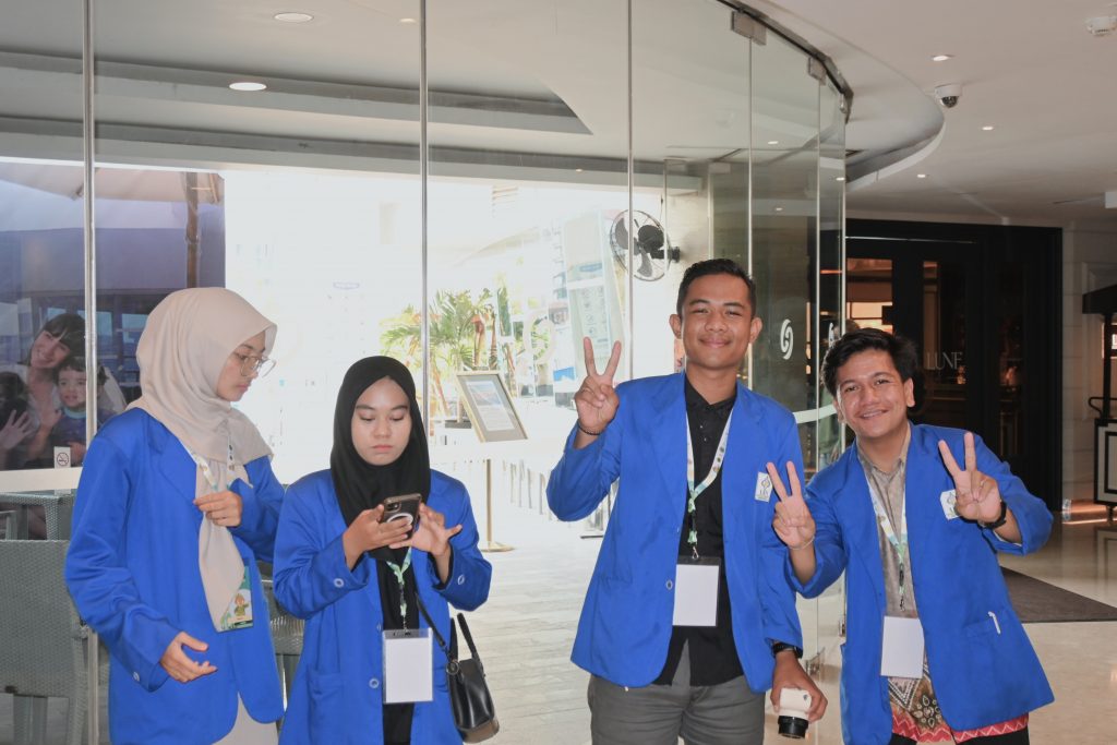 Para mahasiswa saat ikut membantu kelancaran acara.