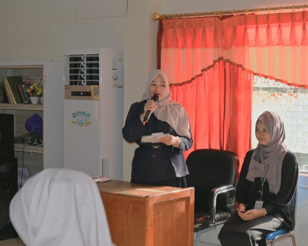 Para mahasiswi saat membantu kelancaran acara.
