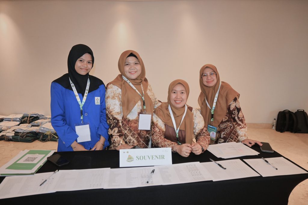 Para panitia siap melayani para tamu.