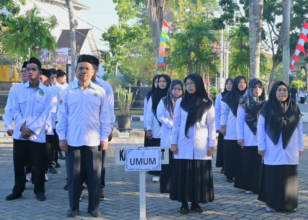 Para pegawai saat bersiap mengikuti apel.