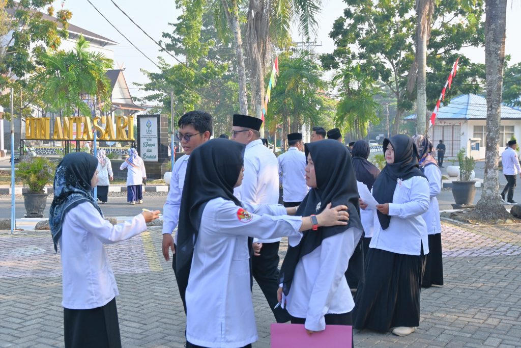 Para pegawai saat saling memberi semangat.