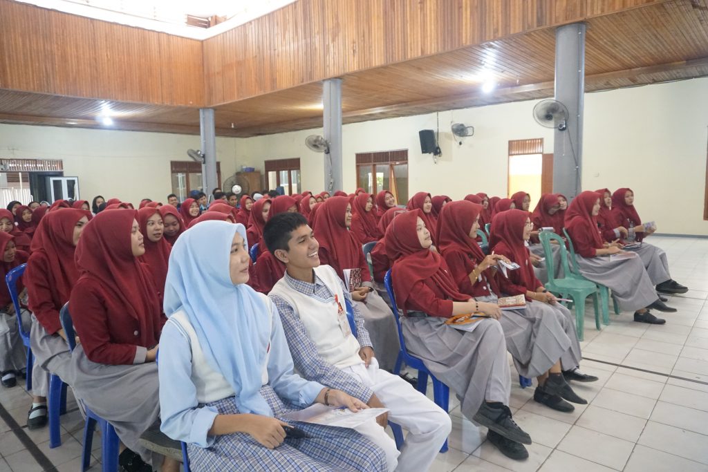 Para pelajar SMKN 1 Tanjung saat khidmat mendengarkan sosialisasi.