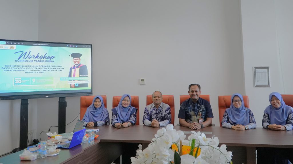 Para pengelola prodi saat berfoto bersama narasumber.