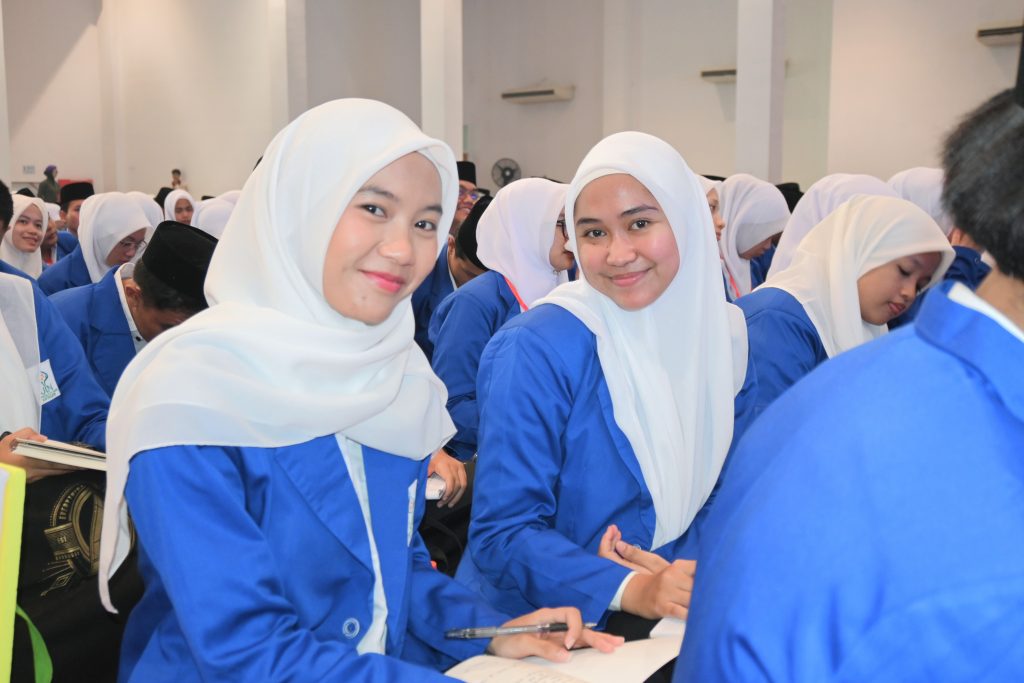 Para peserta saat ceria mengikuti acara.