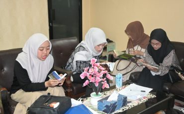 Para peserta saat serius bersiap mengikuti tes.
