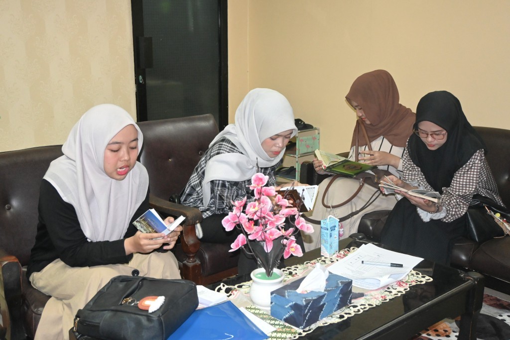 Para peserta saat serius bersiap mengikuti tes.