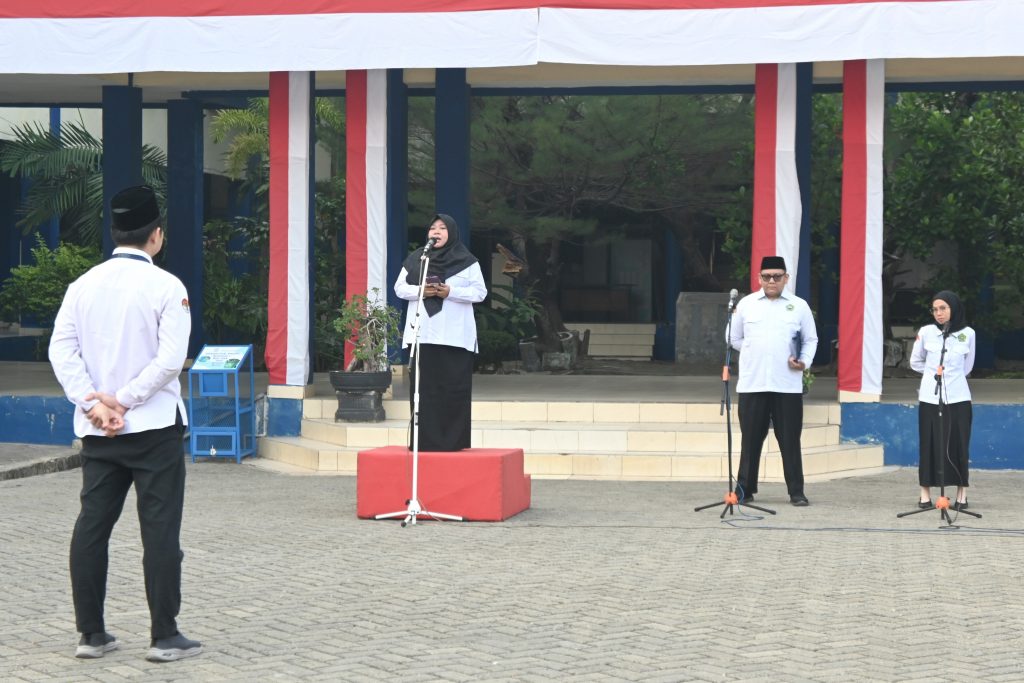 Para petugas apel saat sigap mengikuti arahan pembina.