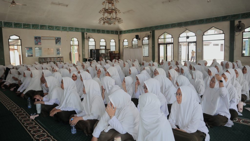 Para santriwati MA NIPI Rakha Amuntai saat mengikuti sosialisasi.