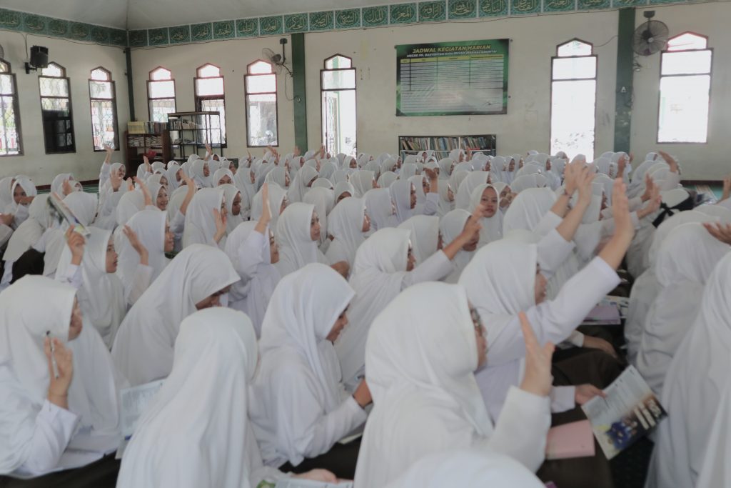 Para santriwati antusias mengikuti sosialisasi.