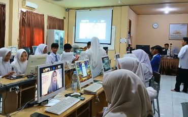 Para siswa MAN 1 Banjarmasin saat mengikuti kegiatan internasional via daring (Foto:Dok. MAN 1 Banjarmasin)