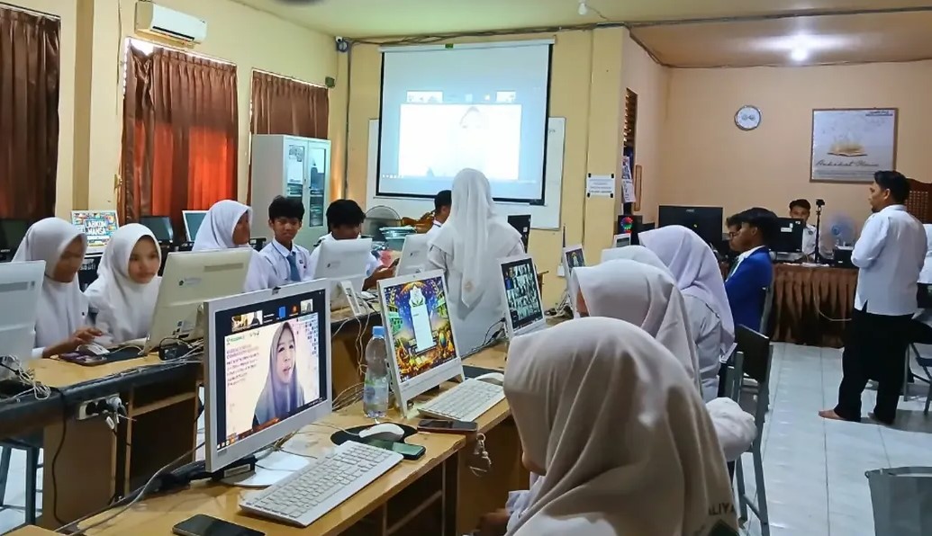 Para siswa MAN 1 Banjarmasin saat mengikuti kegiatan internasional via daring (Foto:Dok. MAN 1 Banjarmasin)