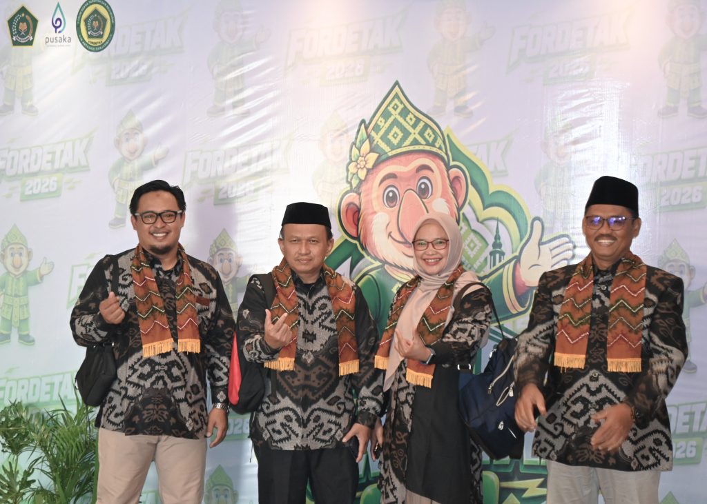 Para tamu undangan saat berfoto di stan foto.