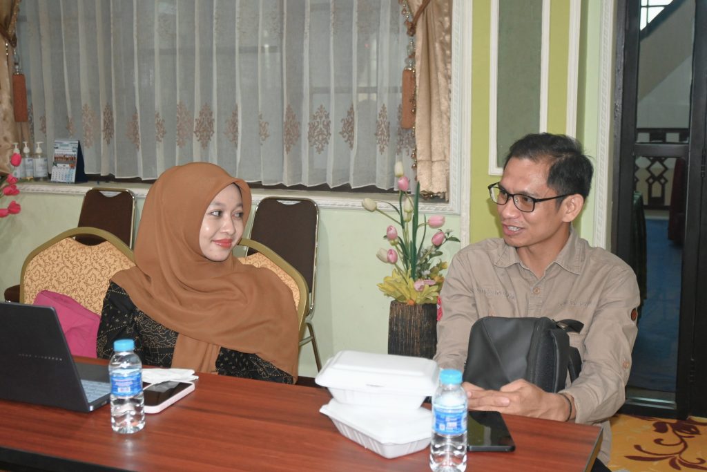 Para tenaga pendidik saat bersiap mengikuti acara.