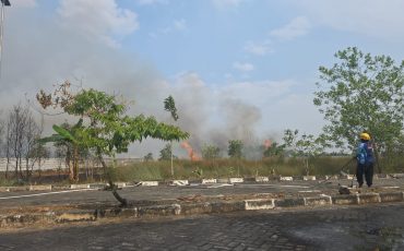 Pemanjangan selang untuk proses pemadaman (Foto:Dok. Bagian Umum)