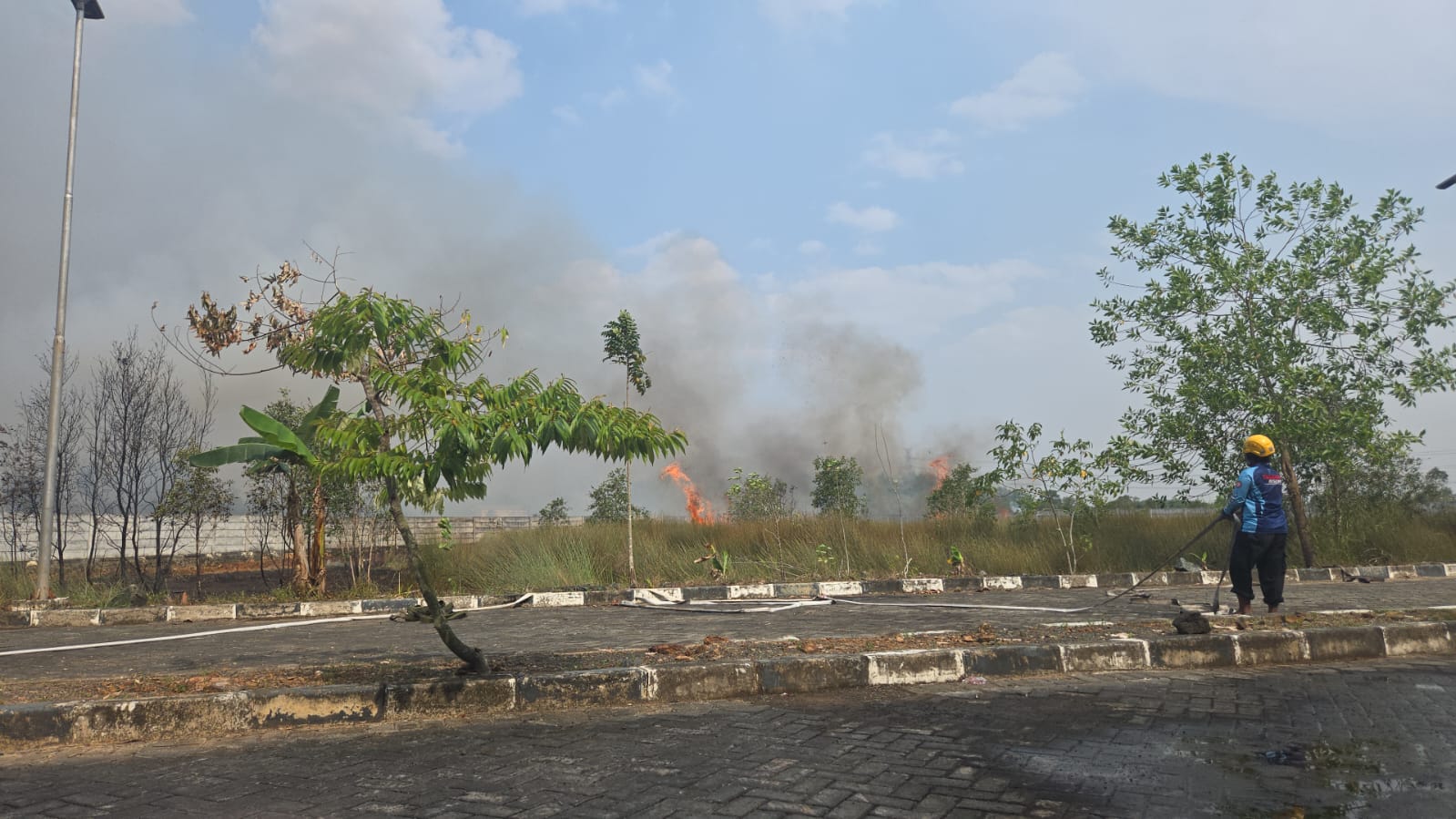 Pemanjangan selang untuk proses pemadaman (Foto:Dok. Bagian Umum)