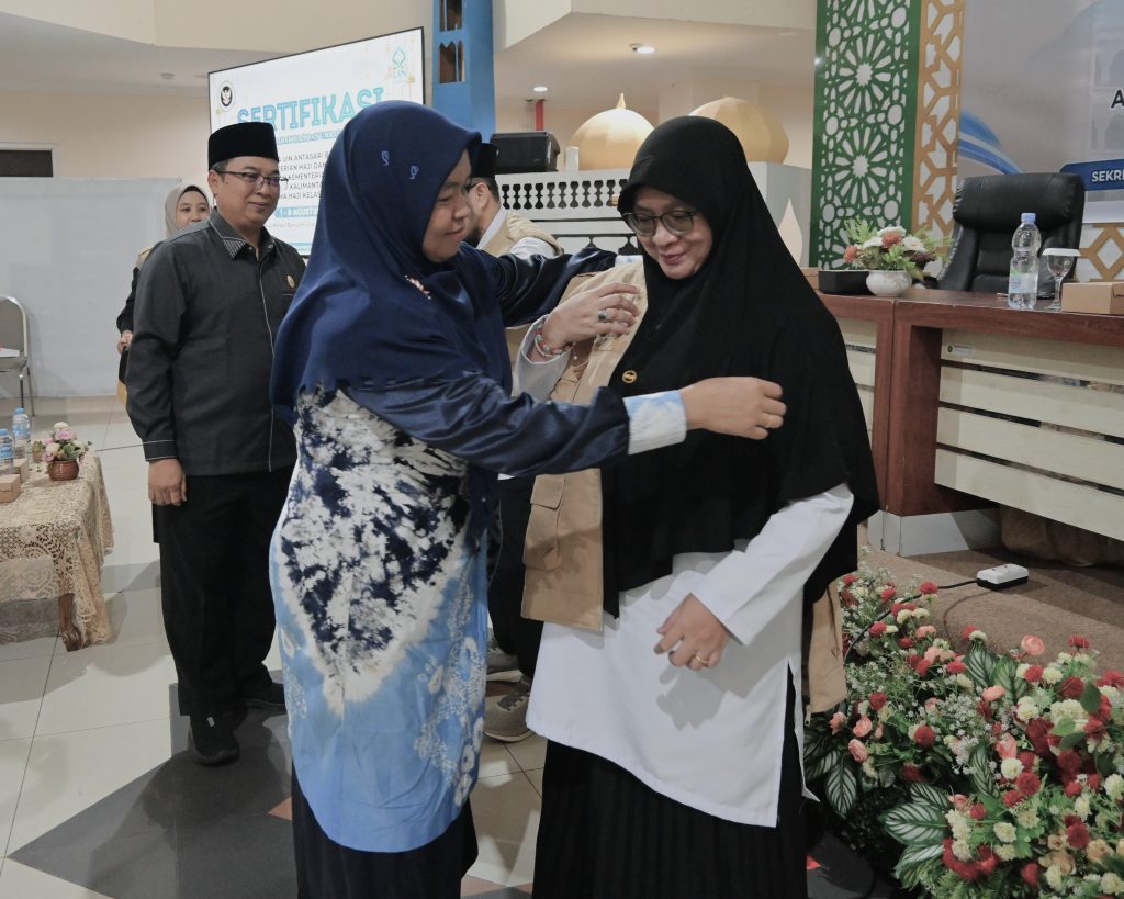 Pemasangan rompi pembimbing.