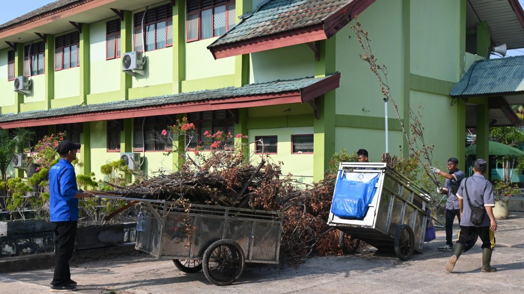 Pembersihan halaman masjid.