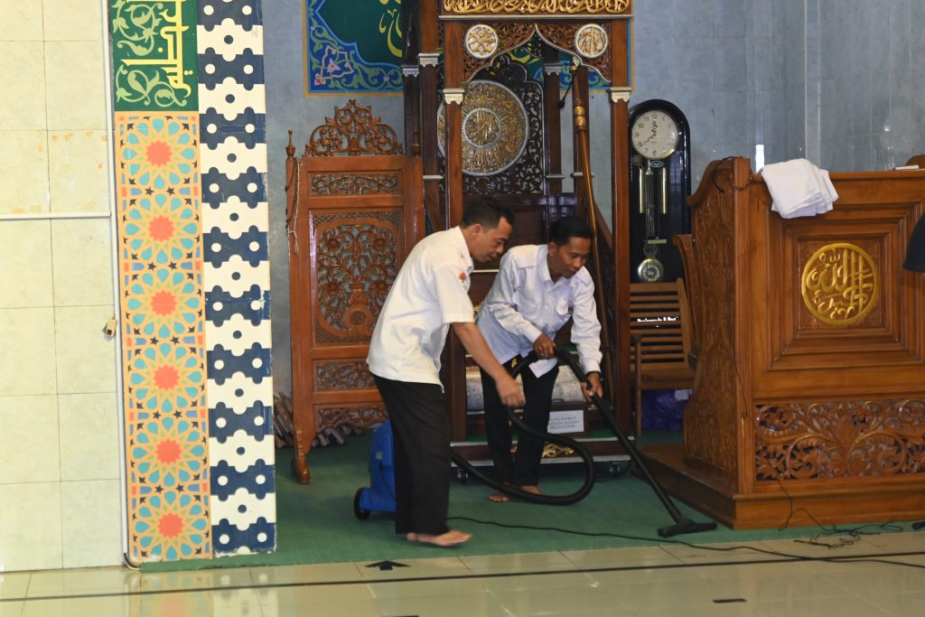 Pembersihan mihrab.