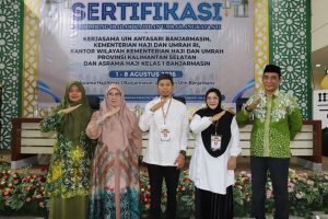 Pembukaan secara simbolis usai pengalungan tanda peserta. Pembukaan secara simbolis usai pengalungan tanda peserta.