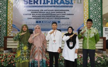 Pembukaan secara simbolis usai pengalungan tanda peserta.