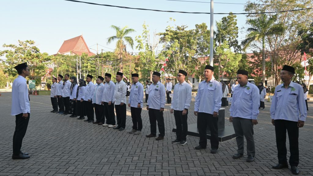 Pemimpin apel saat menerima laporan pemimpin barisan.