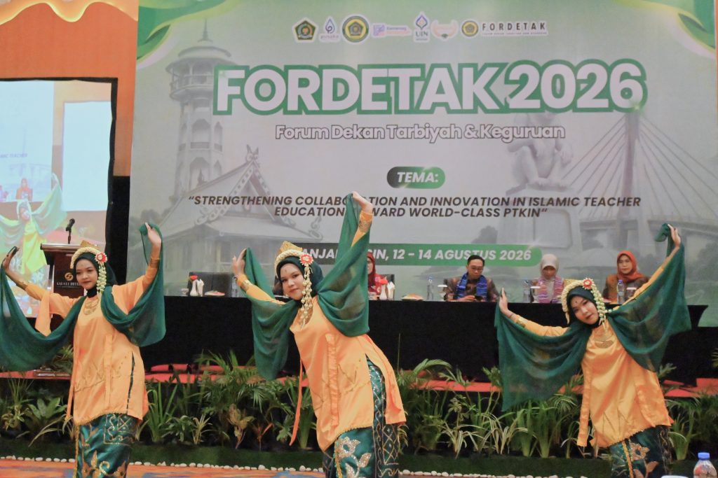 Penampilan Tari Radap Rahayu.