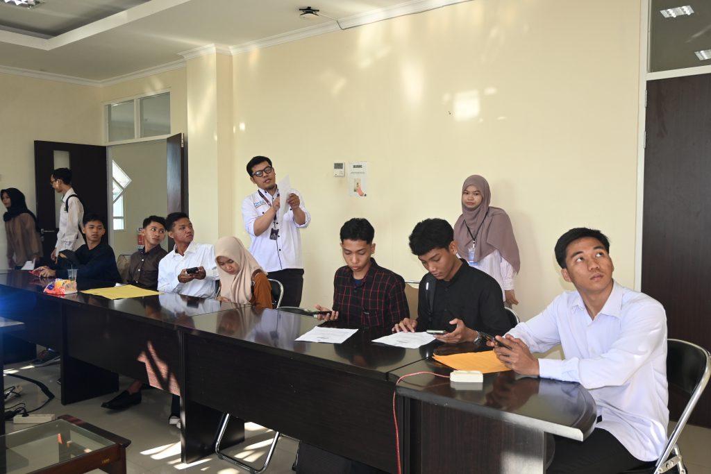 Imadduddin, S.Psi., M.A., M.Kes. saat memberikan arahan Tes Psikologi.
