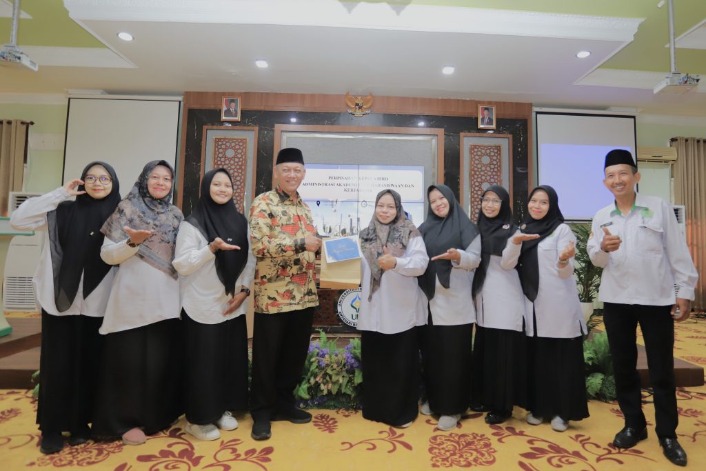 Penyerahan cenderamata dari Bagian Umum.
