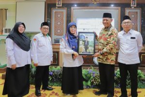 Penyerahan cenderamata dari Rektor. Penyerahan cenderamata dari Rektor.