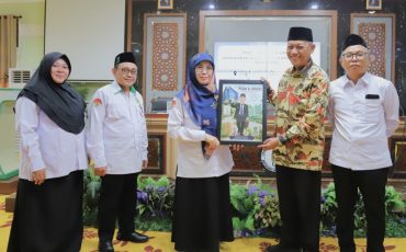 Penyerahan cenderamata dari Rektor.