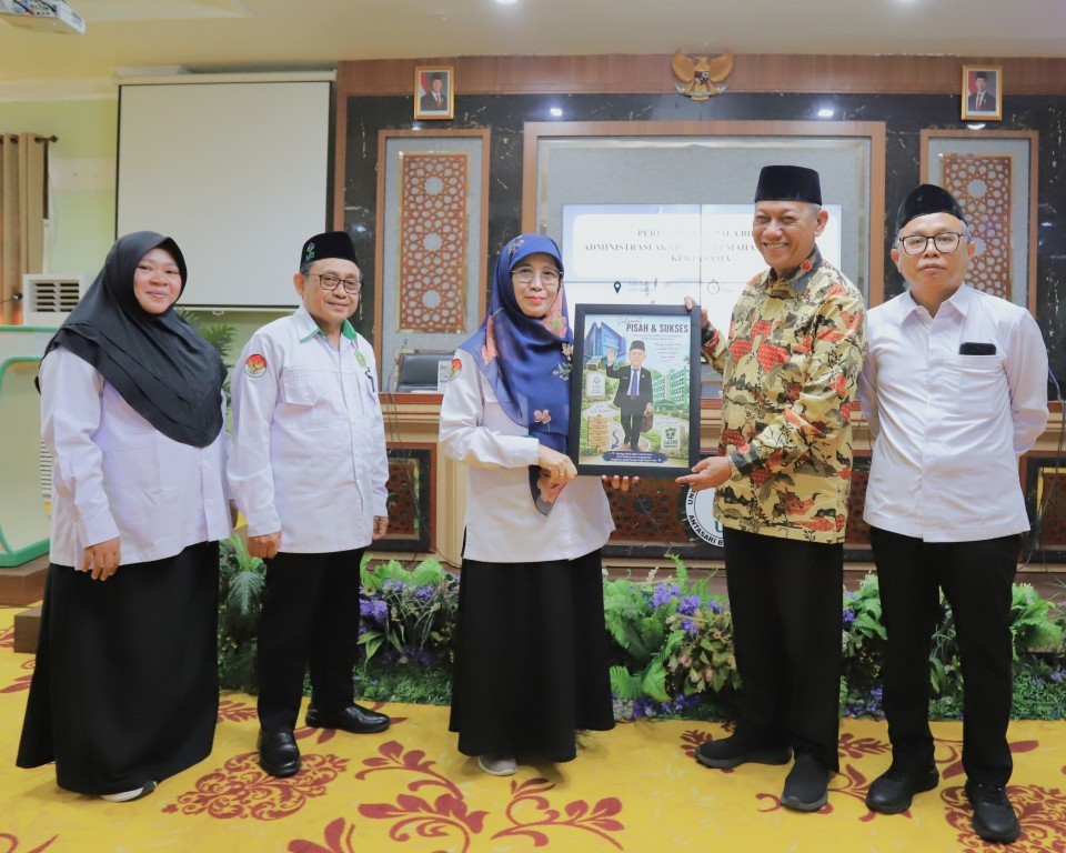 Penyerahan cenderamata dari Rektor.